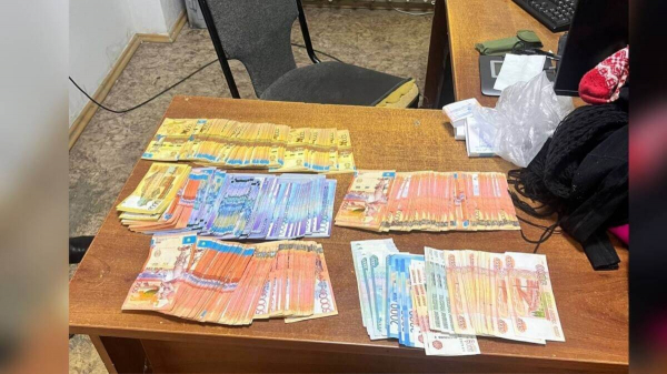Пенсионерка передала деньги мошенникам через таксиста в ЗКО