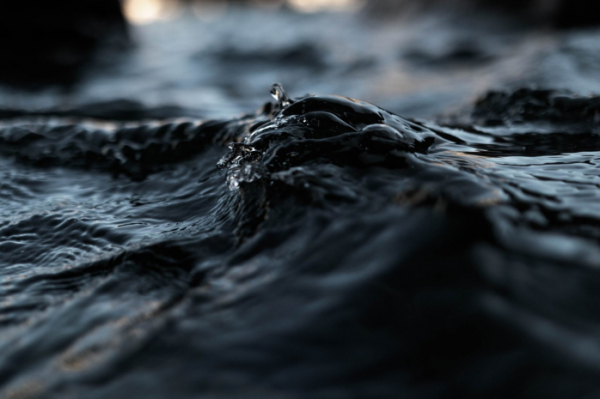 Вода в Каспийском море окрасилась в черный цвет