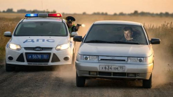 Полицейские гнали &laquo;десятку&raquo; по полю, как зайца