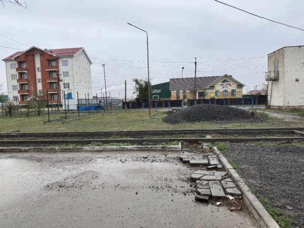 Кирпичи вместо ворот и дыры в ограждениях — «Жаңа Адамдар» проверили спортплощадки в Атырау