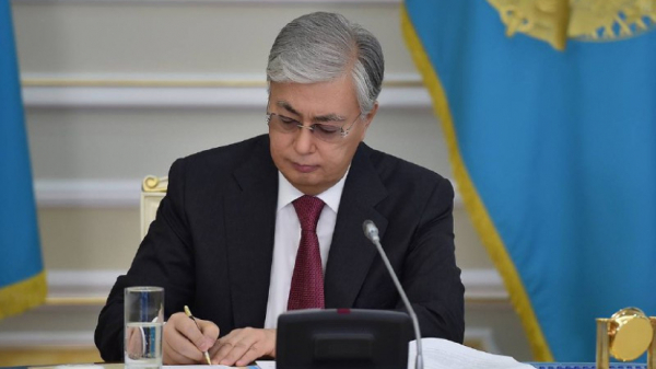Президент поздравил госслужащих и полицейских с профессиональными праздниками