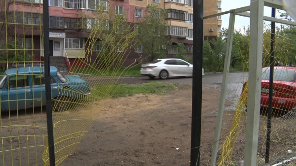 Установленное в прошлом году футбольное поле разваливается в Павлодаре