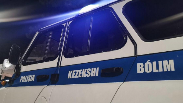 В хиджабах и с "оружием": девушки напугали жителей Актау