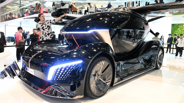 Hongqi показал летающий автомобиль и седан-гибрид с запасом хода 1600 км