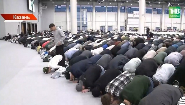 10 000 человек за одним столом: в Казани прошел республиканский ифтар