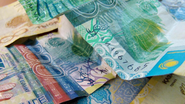 В какой валюте казахстанцы предпочитают хранить деньги в банках