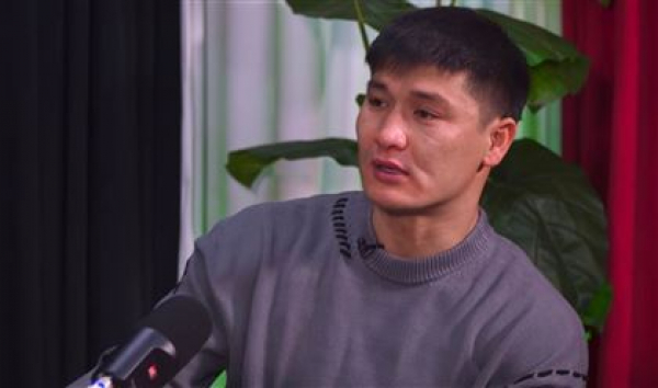 "Әжем әкеме теріс батасын берген": Шерхан Пірназар балалық шағы туралы айтып, көз жасына ерік берді