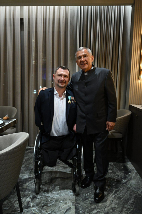 Минниханов поделился фото с паралимпийцем Талаем: &laquo;Удивительной воли человек!&raquo;