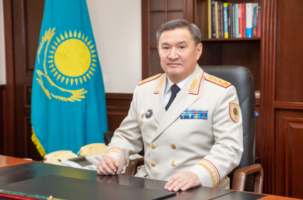 Я предлагал взять меня в заложники вместо девушки — глава МВД