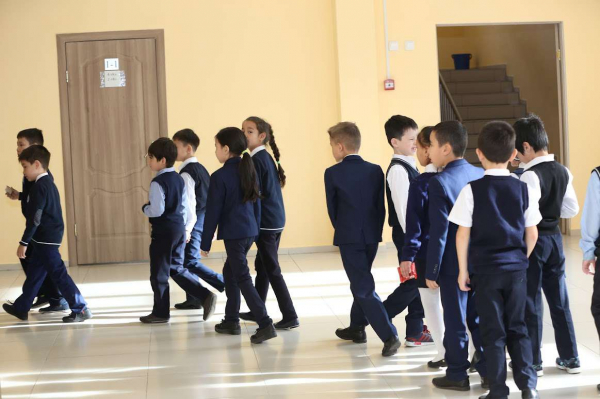 Депутаты парламента Кыргызстана выступают против 12-летнего школьного образования