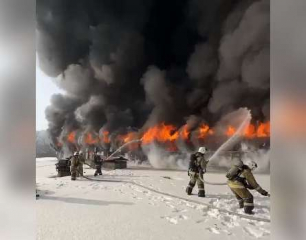 В Алматы горят склады в Ауэзовском районе